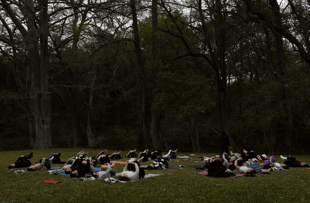 Sesión de yoga corporativa al aire libre con Brianda